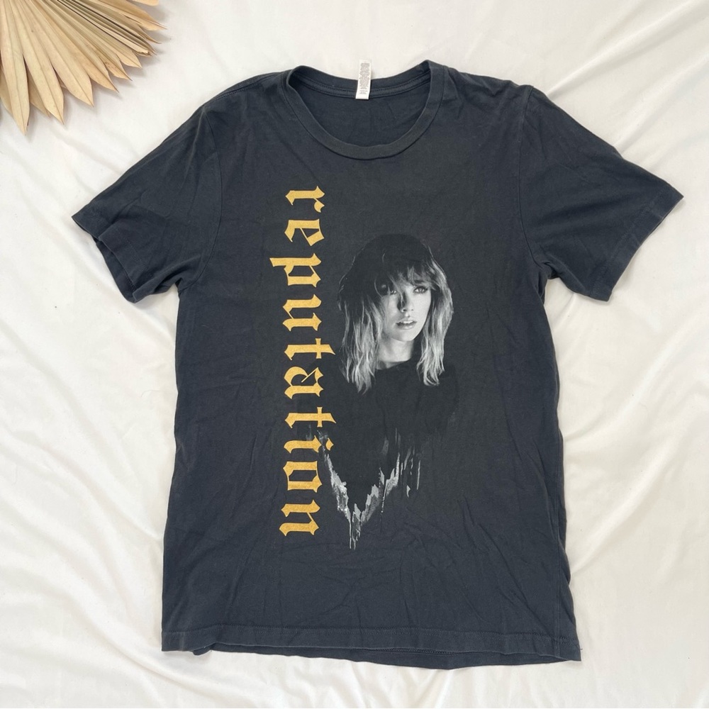 Taylor Swift Reputation Stadium Tour Grey Gold Short Sleeve Crew Neck Shirt Med